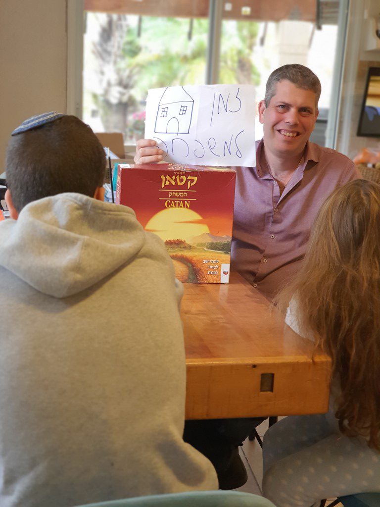 עמיעד טאוב:'זוהי שעתם היפה של המרפקים וניירות הטואלט'